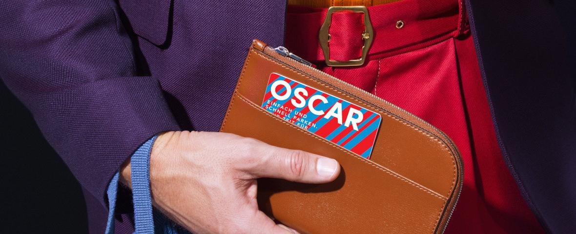 OSCAR Karte steck in einer Ledergeldtasche, die von einem Mann gehalten wird