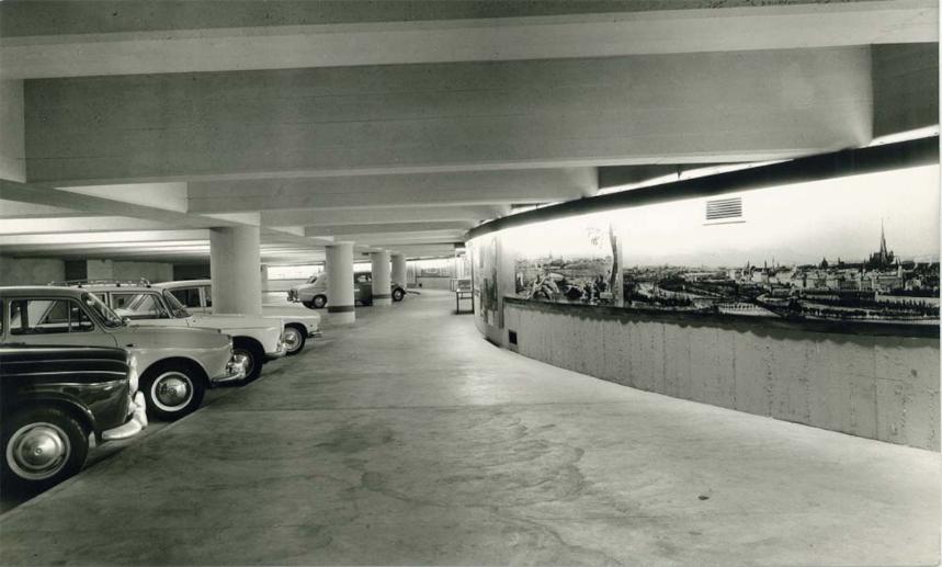 Parkende Autos in der Votivpark-Garage in den 1960er Jahren