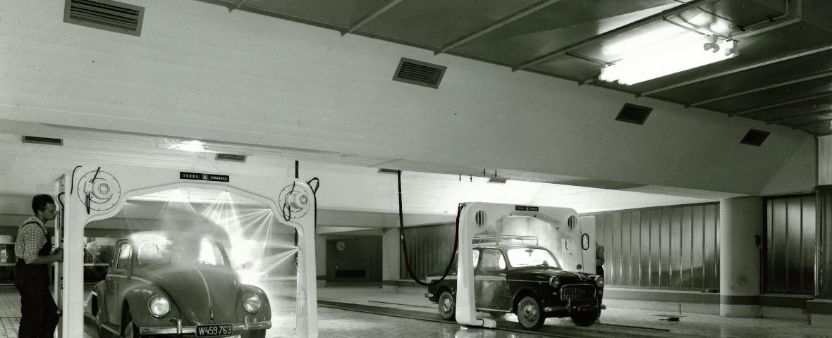 Autoreinigung in der Votivpark-Garage in den 1960er Jahren