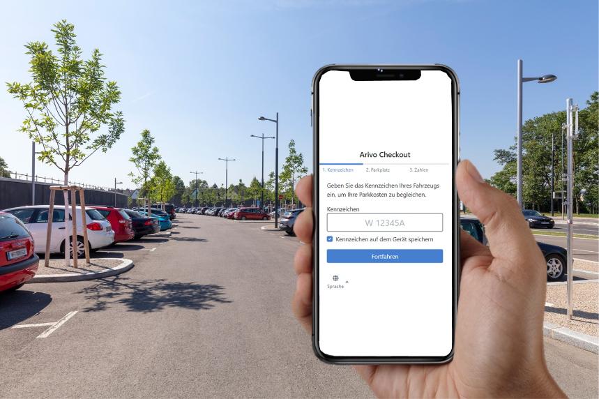Onlinezahlung am Handy mit dem Parkplatz Park and Ride Neulaa im Hintergrund